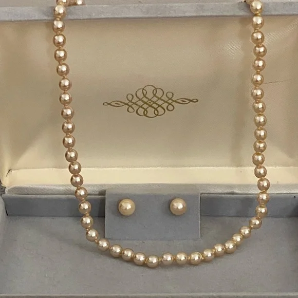 Vintage 1960s imitation pearl necklace and earring set - Picture 3 of 12